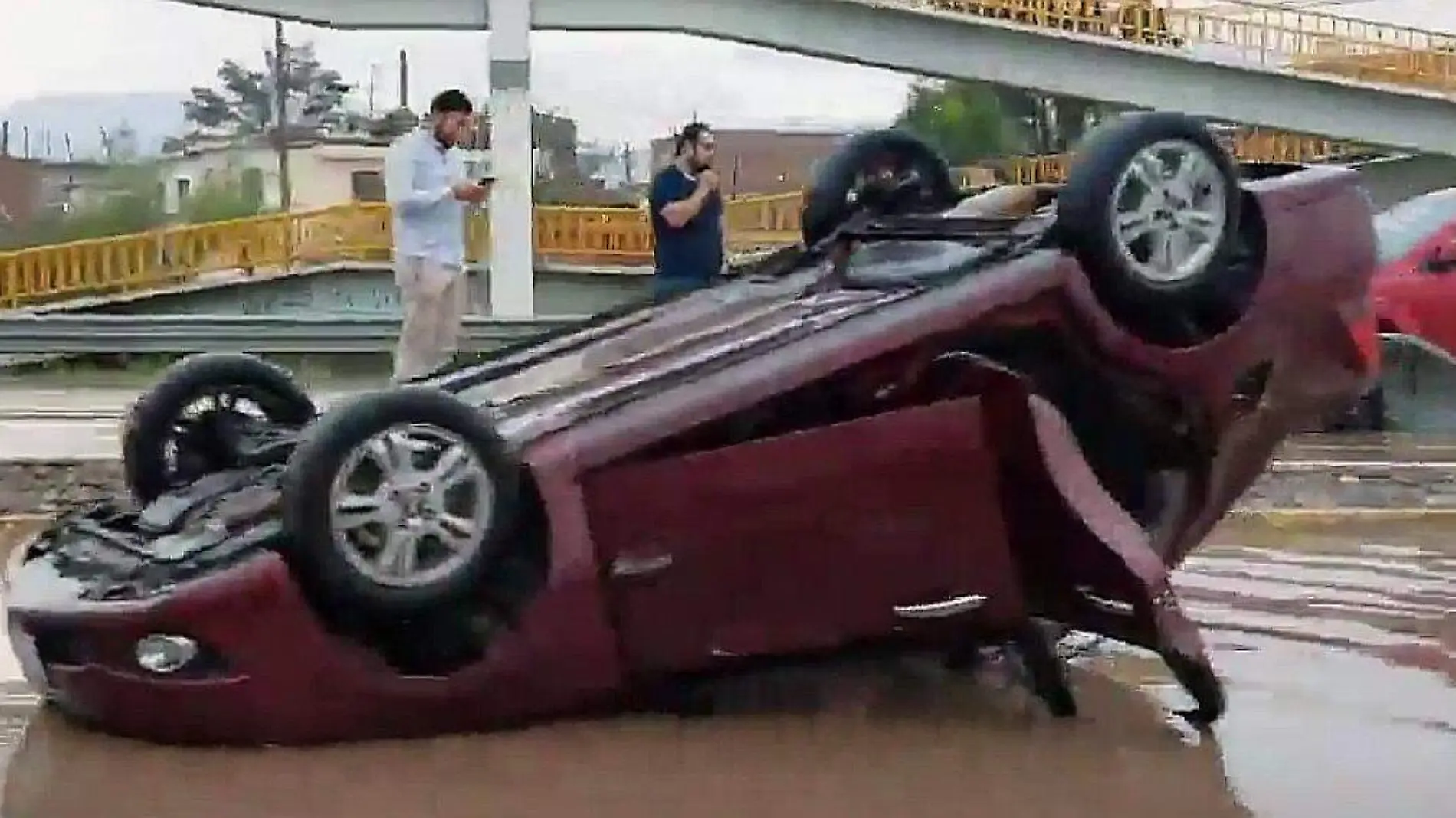 CORTESÍA VOLCADURA EJE METROPOLITANO